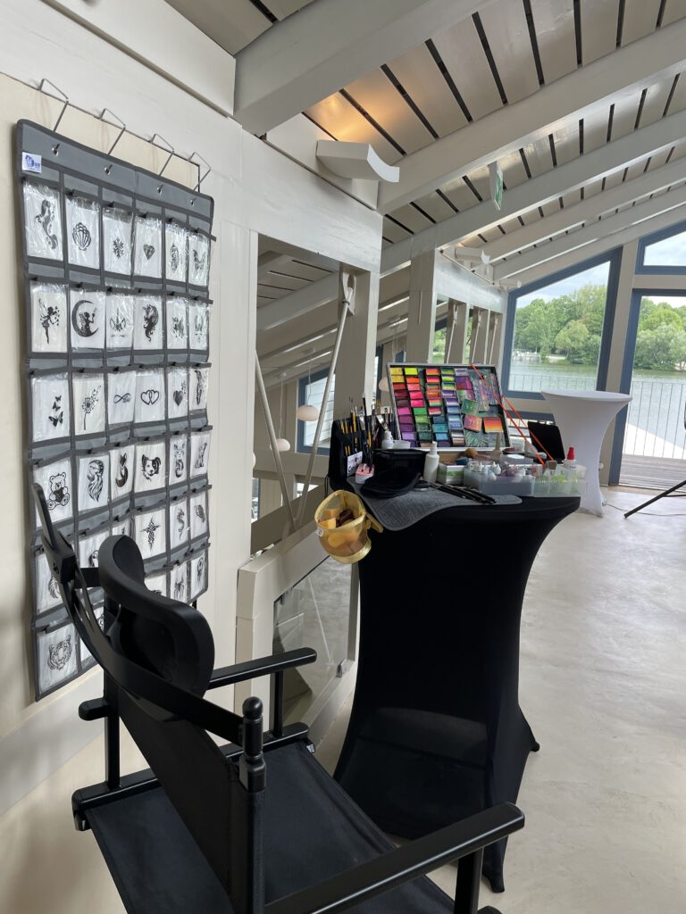 Setup Schminken und Quick-Tattoo indoor
